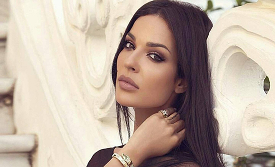 نادين نجيم تثير الجدل بطريقة استقبالها الشرس لسنة 2021 (شاهد) نادين نجيم تثير الجدل بطريقة استقبالها الشرس لسنة 2021 (شاهد)