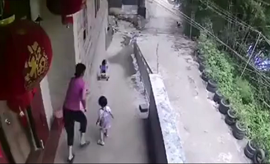 بالفيديو: طفلة تتسبب في كارثة لأخيها الأصغر