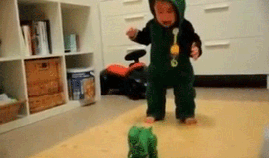 طفل بيحب يخوف نفسه‏