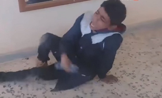 فيديو يفضح سلوك معلم تجاه تلاميذه.. "أشبه بغرفة مخابرات" فيديو يفضح سلوك معلم تجاه تلاميذه.. "أشبه بغرفة مخابرات"