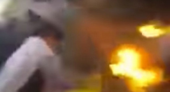 فيديو: عسكري إيراني يحرق نفسه بسبب تردي وضعه المعيشي