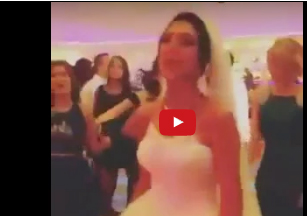 شاهد.. عروسة ترقص بفرحة هيستيرية مستعرضة شبكتها المبالغ فيها