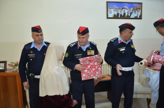 الأمن العام يحتفل بعيد الام في دار الضيافة للمسنين