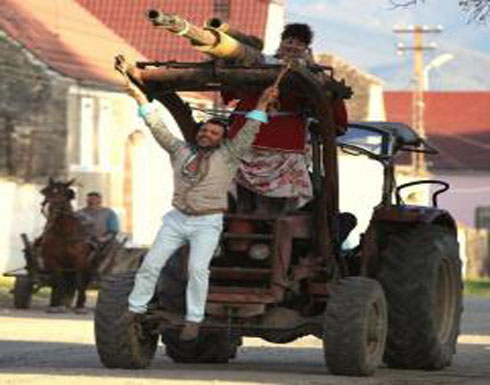 جو أشقر في مشاهد مثيرة مع حبيبته