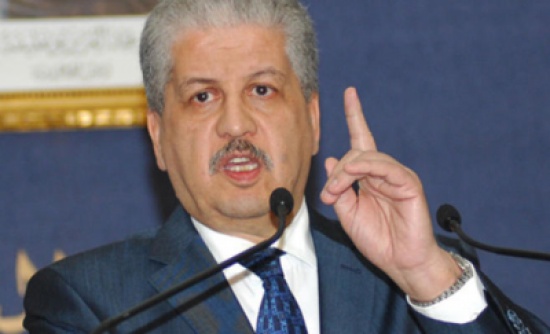 بالفيديو .. رئيس وزراء الجزائر: اطرحوا سؤلا واحد لأننا "جيعانين"
