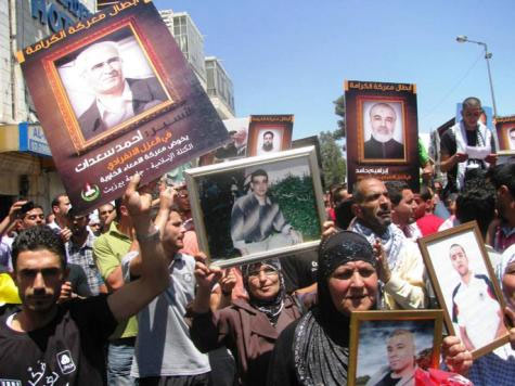 عباس: تأذي الأسرى كارثة وطنية 