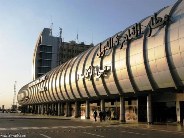 طائرة سعودية تعود للقاهرة بسبب اصطدام طائر بها