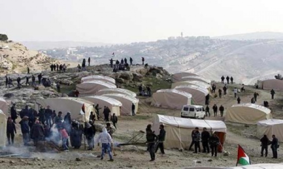 فلسطينيون يقيمون خياما في قرية في الضفة الغربية احتجاجا على مصادرة اراض