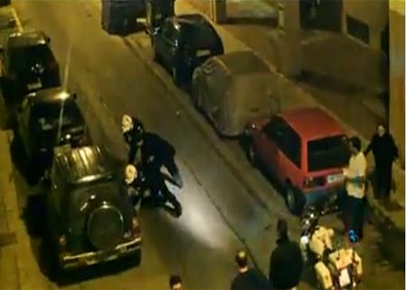 اليونان: أفراد من الشرطة ومن سكان أحد الأحياء ينهالون بالضرب على مهاجر. (فيديو)