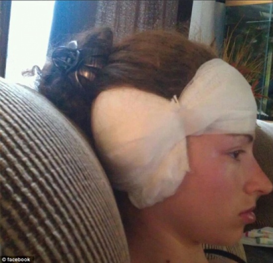 شاهد.. امرأة تجهش في البكاء بعد استعادة السمع