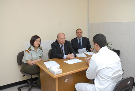 كلية الطب في الهاشمية تجري امتحانات شفوية لطلبة السنة السادسة ( صور )