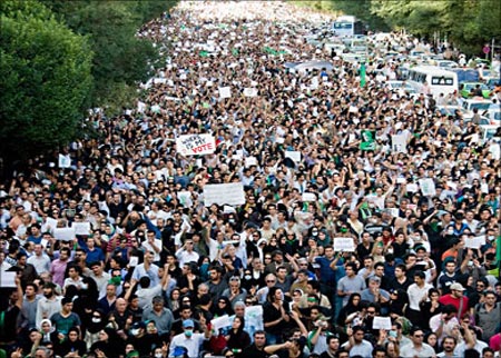 الايرانيون يتظاهرون ضد "مؤامرة ضم البحرين للسعودية"