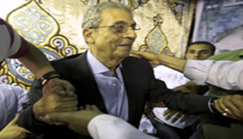 عمرو موسى يعزف على وتر التوافق في الانتخابات المصرية 