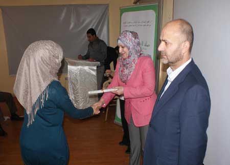 البر والاحسان توزع 100 منحة دراسية على الطلبة المستحقين في 4 محافظات 