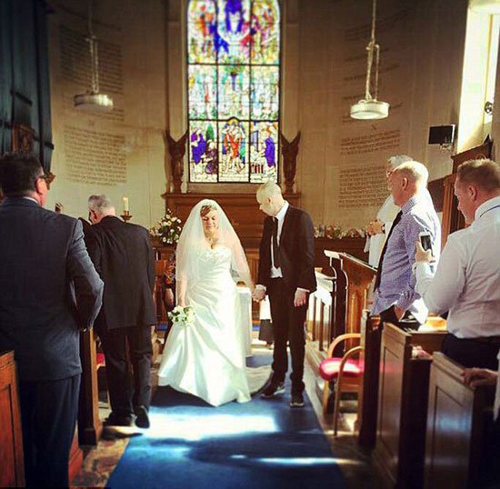 بالصور..تتحدى اللوكيميا وتصر على الزواج من حبيبها المصاب بالسرطان