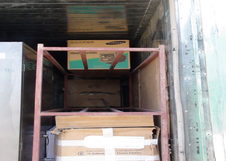  سرقة 10 أجهزة كمبيوتر وعدة صناديق تحتوي على قطع غيار من سكان أشرف