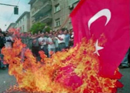 العراق يدين حرق العلم التركي في البصرة