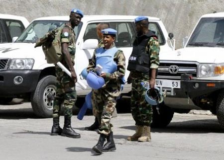 16 قتيلاً في قصف على حماة وانفجار قذيفة قرب بعثة المراقبين في دوما