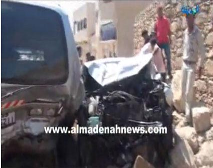 شاهدوا سيدة تصطدم بأحد الباصات المتوقفة في صافوط في مشهد مروع ( فيديو ) 