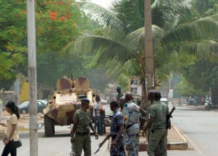 محتجون يحتلون قصر الرئاسة فى مالى و إصابة رئيس مالى المؤقت