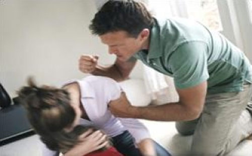 زوج يشعل النيران بزوجته بسبب الخلافات زوج يشعل النيران بزوجته بسبب الخلافات