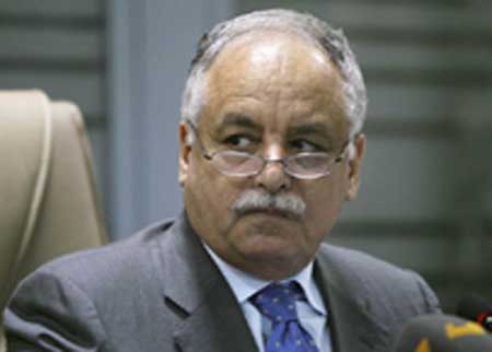 آخر رئيس وزراء في عهد القذافي يضرب عن الطعام داخل سجنه في تونس 