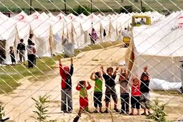 الهلال الاحمر والاغذية العالمي يوزعان مساعدات على السوريين في الاردن  