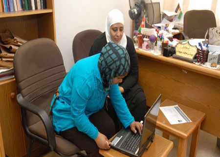 الجامعة الهاشمية تعقد امتحانا لطالبة مكفوفة بواسطة جهاز الحاسوب الناطق للمكفوفين