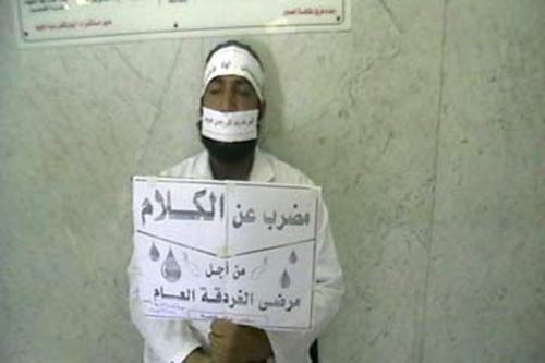 طبيب مصري يضرب عن الكلام احتجاجاً على قرار نقله إلى محافظة أخرى