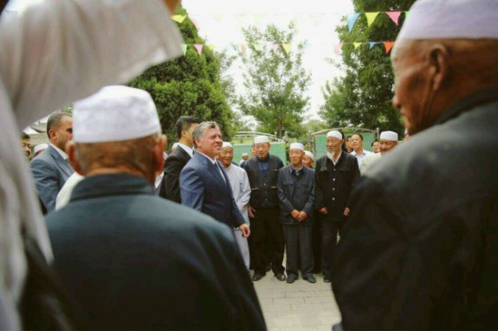 الملك يزور مركز البحث والتطوير في شركة هواوي العالمية