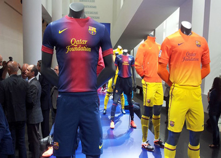 برشلونة يقدم قميص فريقه الجديد للموسم المقبل (صور)
