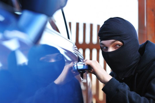 لص يسرق سيارة ويختبئ فى منزل صاحبها