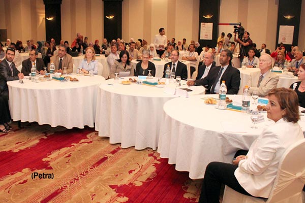 وفد من مدرسة الدورع الملكية يزور الهيئة الهاشمية للمصابين العسكريين