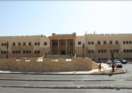 رئيس فرع الجامعة الاردنية في العقبة يعقد لقاء صحافيا 