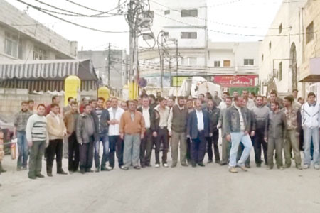 موظفو بلدية الرمثا يعتصمون امام البلدية  