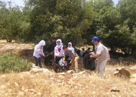 100 شاب وشابة يتطوعون لتنظيف غابات برقش 