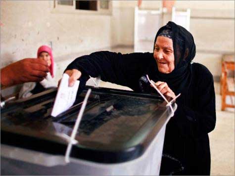 تواصل الاقتراع بمصر واشتباكات بالأقصر 