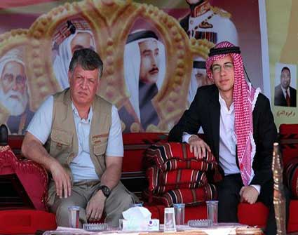 الملك وولي العهد يفاجئان المواطنين والسياح في " رم " ويتجولان معهم في القطار الملك وولي العهد يفاجئان المواطنين والسياح في " رم " ويتجولان معهم في القطار