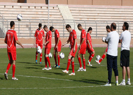 المنتخب الوطني لكرة القدم يتدرب بصفوف مكتملة