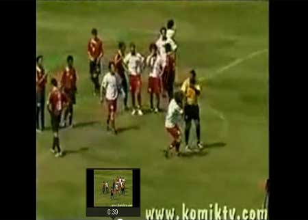 حكم يصفع لاعب فيُضرب