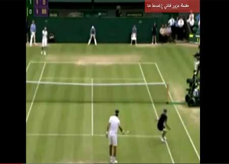 لاعب تنس يضحك الجمهور