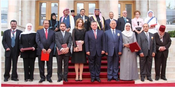 الملك ينعم على مؤسسات وطنية وكوكبة من رواد الانجاز بأوسمة ملكية. ( صور ) 