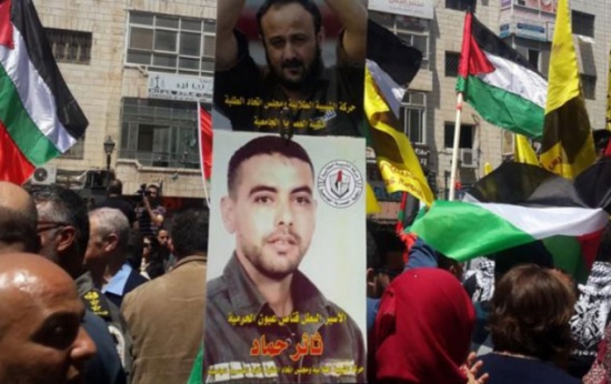 نقل 20 أسيرا فلسطينيا مضربا للمستشفيات