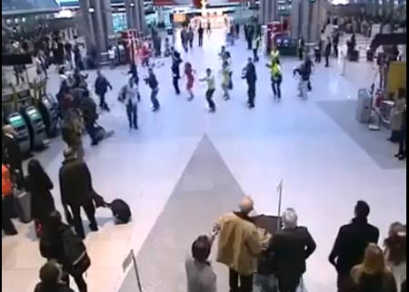 شاهد ما حدث في مطار برشلونة