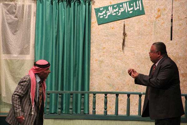 بدء عرض المسرحية الساخرة لا شرقية ولا غربية