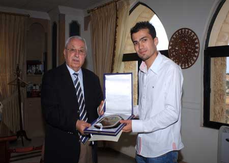 رئيس جامعة فيلادلفيا يكرم البطل محمد أبو لبده