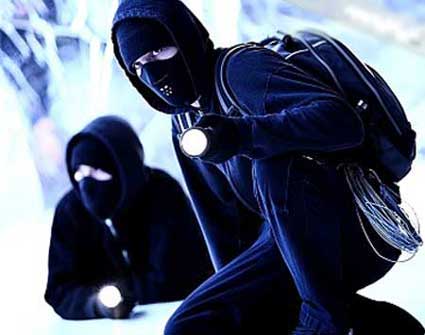  لصان يسرقان حقيبة وزير داخلية فلسطيني سابق كان متوجها إلى الأردن