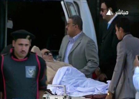 مصادر: مبارك طلب أدوية تساعده على الموت
