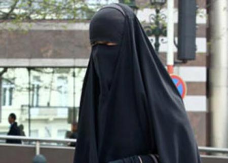 توتر في بروكسيل بسبب توقيف سيدة بلجيكية منقبة