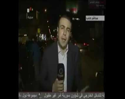 مواطن حلبي يضرب مراسل التلفزيون السوري بالحذاء على الهواء ( فيديو ) مواطن حلبي يضرب مراسل التلفزيون السوري بالحذاء على الهواء ( فيديو )